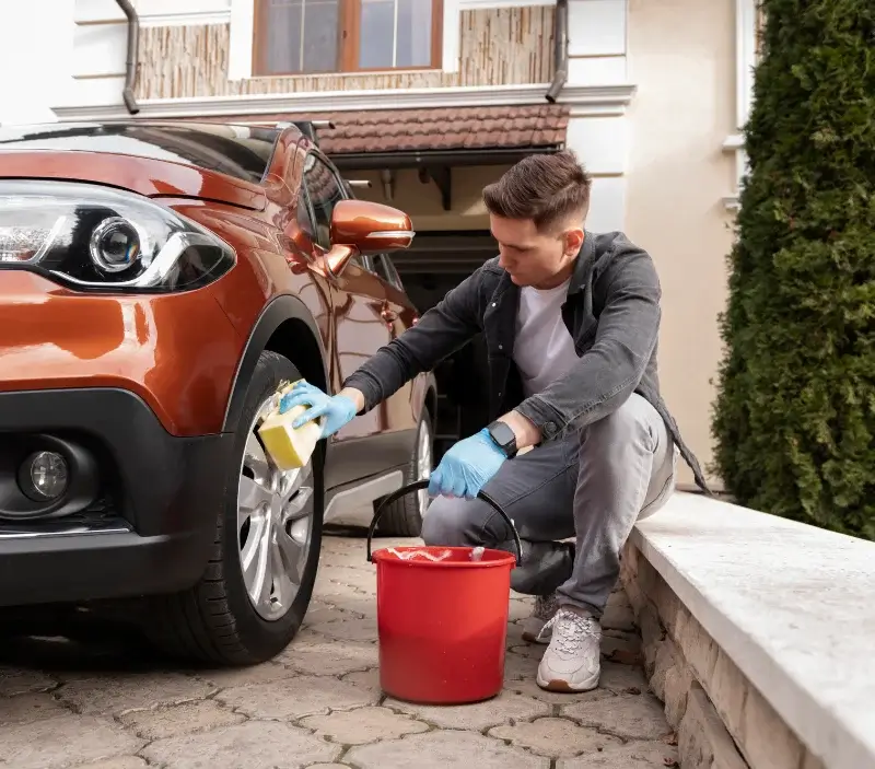 Lavage auto à domicile Santa-Lucia-di-Moriani : professionnel intervenant sur un véhicule